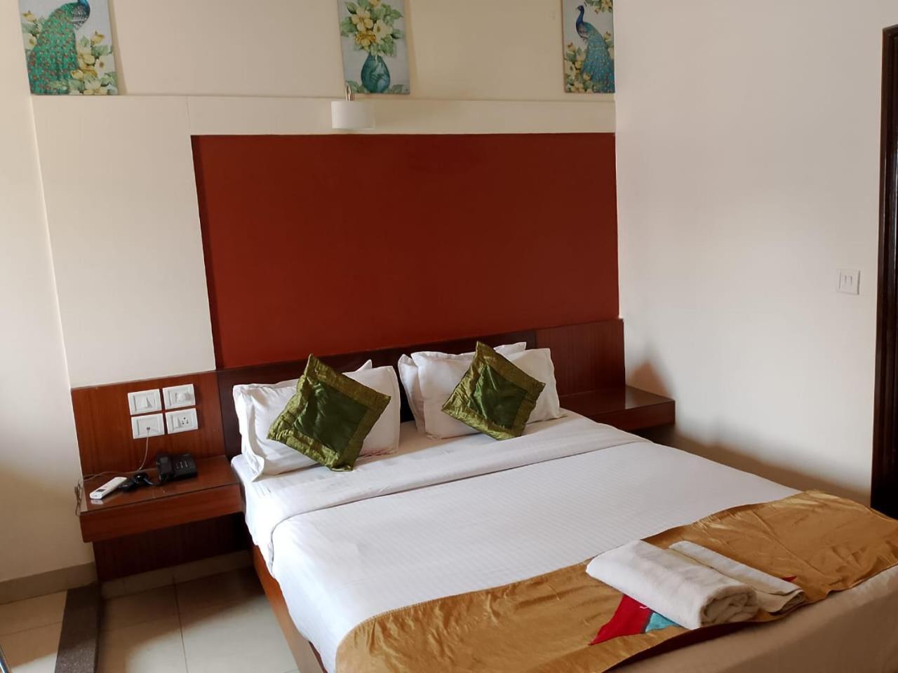 Cubbon Suites - 10 Minute Walk To Mg Road, Mg Road Metro And Church Street Bangalore Buitenkant foto